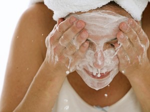 Cuci Muka Setelah Terpapar Sinar Matahari Bikin Panu, Mitos atau Fakta?
