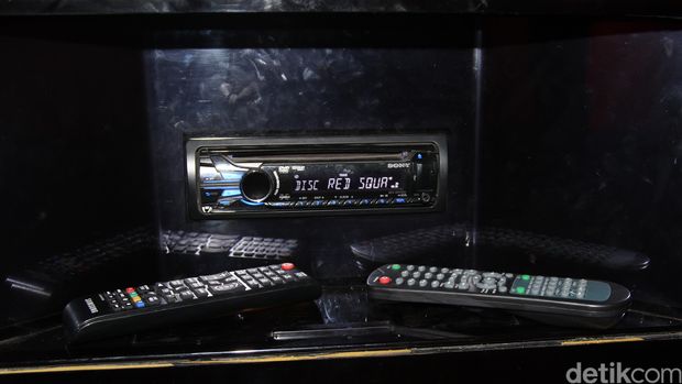 Head unit di dalam bus