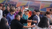 BTOB bikin fans heboh saat tiba di lokasi taman bermain.