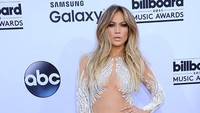Jennifer Lopez tampil sangat seksi di Hustlers, siapa sangka ternyata ia sempat mengutarakan jika dirinya begitu keras menentang adegan telanjang. “Aku pernah diminta seorang sutradara untuk menunjukkan payudaraku, tapi aku tak melakukannya. Aku sangat ketakutan dan berpikir jika orang ini yang mempekerjakanku dan itu film pertamaku,” ungkapnya. Dok. GettyImage