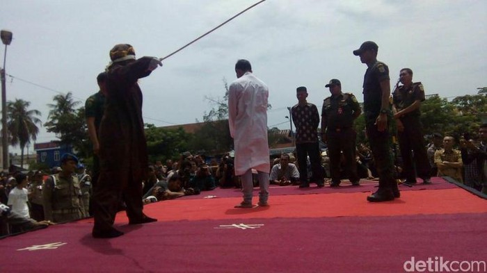 Terbukti Mesum, Pasangan Mahasiswa ini Dicambuk di Banda Aceh