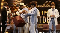 Mereka menyambut goodie bag pemberian detikHOT dengan senang dan langsung membongkar isinya.