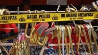 Polisi merazia pedagang terompet tahun baru bersampul Alquran di Glodok, Tamansari, Jl Hayam Wuruk, Jakarta Barat, Selasa (29/12/2015).