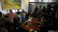 Kepala BIN Sutiyoso (tengah) didampingi Deputi Bidang Dalam Negeri BIN Mayjen TNI Muhammad Thamrin Marzuki (kiri) dan Kepala Deputi Komunikasi dan Informasi BIN Bambang Wiyono (kanan) memberikan keterangan pers di Bandara Halim Perdanakusuma, Jakarta Timur, Selasa (29/12/2015).
