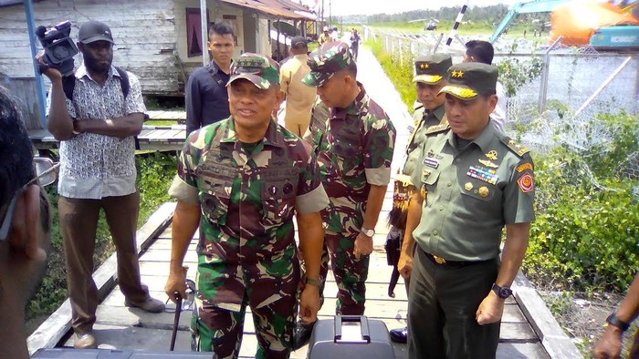 Saat Panglima TNI Dengarkan Curhat Prajurit di Pelosok Papua