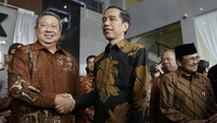 Ada pula pertemuan SBY dan Jokowi yang mengenakan batik. Ini saat peresmian gedung baru KPK akhir Desember 2015. Yang dipakai Jokowi adalah motif ceplok buketan, buketan berasal dari kata bouquet; rangkaian bunga. Motif ini sekalipun sudah lama, namun buah akulturasi budaya eropa, melalui noni-noni Belanda di tanah air yang memproduksi batik, maka lahirlah motif varian ini. Sementara batik SBY adalah motif wayang klasik dengan latar limaran atau bilik. Buketan mengajak persatuan, bersama dalam satu ikatan. Sementara tokoh wayang kita dapat bicara soal keteladanan, dan limarannya sendiri adalah suatu rangkaian yang membatasi ruangan, papar Abdul. Foto: agung pambudhy/detikcom