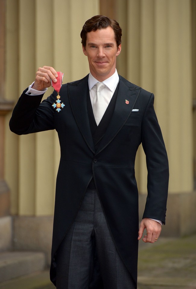 Benedict Cumberbatch diberi gelar Commander of the Most Excellent Order (CBE) oleh Ratu Elizabeth di tahun 2015. Benedict mendapatkannya atas jasanya menyorot isu kemanusiaan para imigran di Lesbos. Foto: Getty