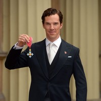 Benedict Cumberbatch diberi gelar Commander of the Most Excellent Order (CBE) oleh Ratu Elizabeth di tahun 2015. Benedict mendapatkannya atas jasanya menyorot isu kemanusiaan para imigran di Lesbos. Foto: Getty