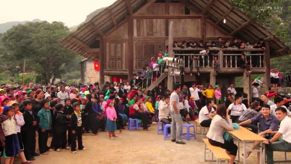 Pasar jodoh selanjutnya ada di Love Market di Vietnam. Lokasinya di kota kecil Sa Pa, di Provinsi Lao Cai. Jaraknya sekitar 350 km dari Hanoi atau sekitar 8-9 jam perjalanan naik kereta. ( Youtube)
