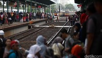 Penumpang KRL memadati Stasiun Manggarai, Jakarta, Selasa (29/12/2015).