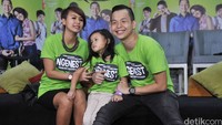 Ernest bersama istrinya, Meira Anastasia dan putrinya, Sky Tierra Solana. Pool/Noel/detikFoto.