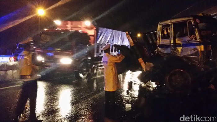 Kontainer Terguling di KM 93 Tol Cipularang