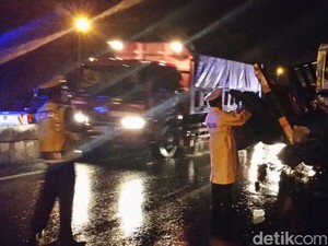 Evakuasi Kontainer yang Terguling Sejak Malam Bikin Tol Cipularang Macet