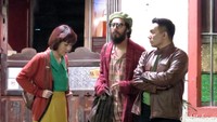 Adegan ini bercerita tentang pertemuan Dika (Alex Abbad) yang tengah menunggu istrinya Diana (Bunga Citra Lestari) di depan kedai tersebut.