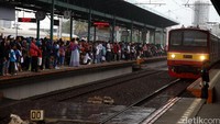 Suasana peron Stasiun Manggarai sebelum pemugaran.