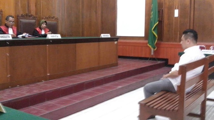 SMS Membuat Pria ini Pukuli Teman Wanitanya