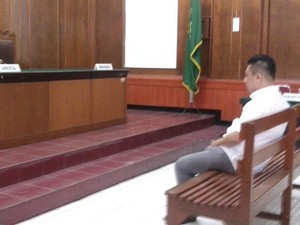 SMS Membuat Pria ini Pukuli Teman Wanitanya