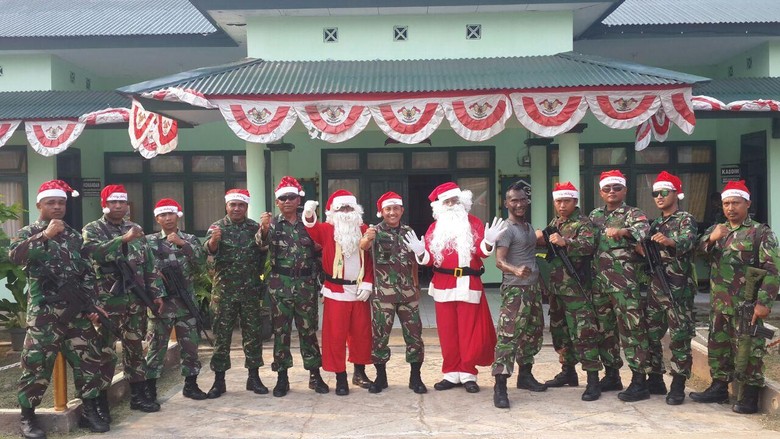 Saat Sinterklas Bagikan Hadiah Natal dan Tahun Baru di Bumi Cenderawasih Saat Sinterklas Bagikan Hadiah Natal dan Tahun Baru di Bumi Cenderawasih