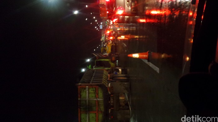 Macet Karena Perbaikan Jalan di Tol Ulujami, Pengguna Jalan Putar Balik