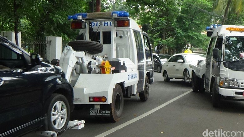 Penjelasan Wanita yang Mobilnya Diderek Dishub Jaktim Penjelasan Wanita yang Mobilnya Diderek Dishub Jaktim