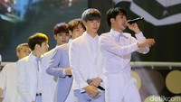 BTOB menggelar showcase tersebut di Star Theater, Mikie Holiday Resort, Berastagi, Sumatera Utara.