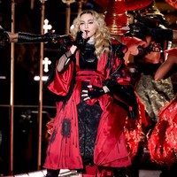 Ahlamalik bukan penari pertama yang pernah menjadi kekasih ibu enam anak itu. Penari tersebut di antaranya Kevin Sampaio (beda 33 tahun) dan Jesus Luz (beda 29 tahun). (Foto: Kevin Winter/Getty Images)