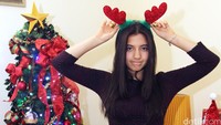Perempuan yang biasa disapa Cassie itu merayakan Natal di kediamannya di kawasan Alam Sutra, Tanggerang. Pool/Ismail/detikFoto.
