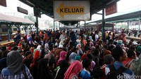 Penumpang tampak penumpuk.