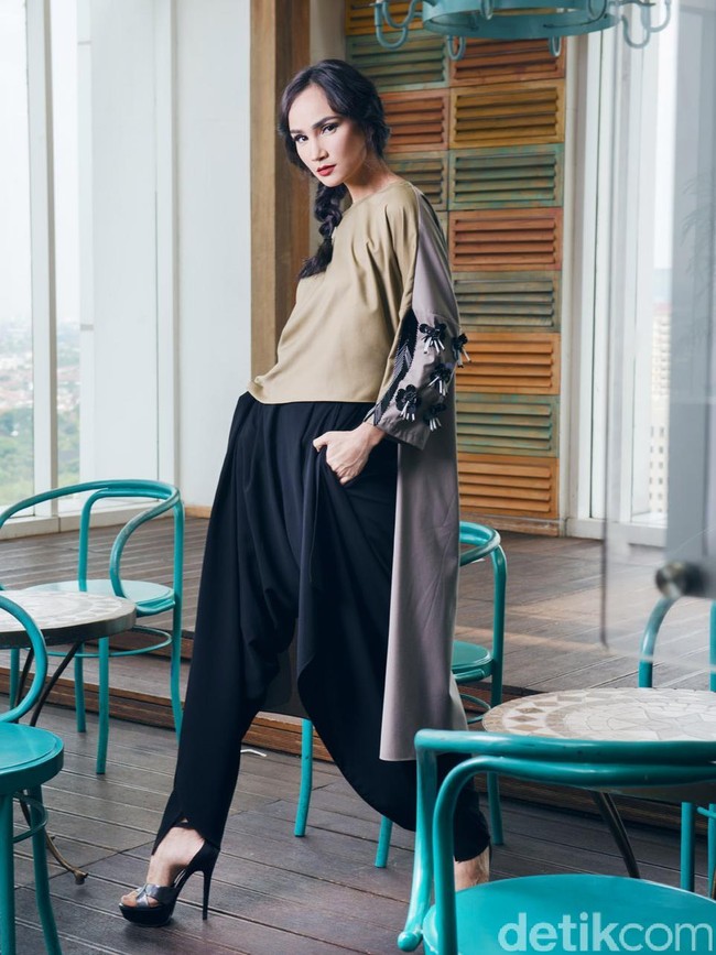 Tunic: Rama Dauhan. Pants: Jeffry Tan. Fotografer: Denny Tjan. Make-up & Hairdo: Febby Indah (Instagram: febbyindah). Stylist: Hestianingsih. Lokasi: Karumba! Rooftop Rum Bar, Mercure Jakarta Simatupang Jln. RA KARTINI NO. 18, Lebak Bulus, JAKARTA 12440. P. 6221 75 999 777. Model: Ilmira Usmanova