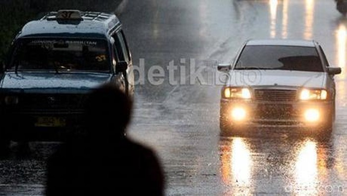 Berkendara di musim hujan