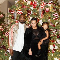 Sebagai hadiah Natal, Kanye West menghadiahi Kim tas Hermes Birkin yang dilukis oleh seniman George Condo. Harga tas ini mencapai harga miliaran Rupiah. Foto: Kim Kardashian West