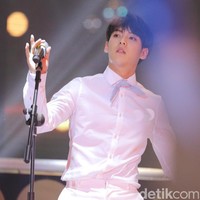 Cinta Minhyuk BTOB pernah bertepuk sebelah tangan saat masih duduk di bangku SMP. Kala itu Minhyuk naksir juniornya dan menyimpan perasaannya selama empat tahun. Hingga akhirnya ia berani nembak dan berkencan, tapi Minhyuk tetap merasa kalau wanita tersebut tidak benar-benar mencintainya dan mereka pun putus. Foto: Atmi Ahsani Yusron