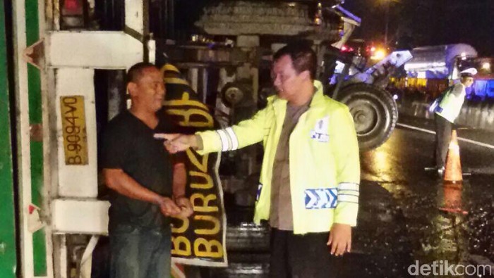 Macet Akibat Kontainer Terguling di Tol Cipularang Hingga 6 Kilometer