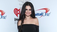 Pemilik nama lengkap Selena Marie Gomez itu terlihat simple tapi tetap seksi dalam balutan dress hitam di acara 102.7 KIIS FM�s Jingle Ball 2015 di Los Angeles pada 4 Desember kemarin. Jonathan Leibson/Getty Images for iHeartMedia/detikFoto.