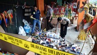 Polisi menyita beberapa terompet tahun yang menggunakan sampul Alquran di Glodok, Jakarta, Barat, Selasa (29/12/2015).