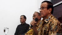 Akbar Tandjung mengusulkan agar segera digelar Musyawarah Nasional untuk mengakhiri polemik di partai berlambang pohon beringin itu.