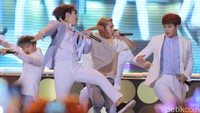 Keceriaan Eunkwang, Minhyuk, Ilhoon, Peniel, Changsub, Hyunsik dan Sungjae terasa lewat gerakan-gerakan dance mereka yang energik.