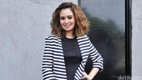 Pada kesempatan itu, Ayu tampil kenakan dress mini hitam dipadu blazer stripes dan sneakers hitam.