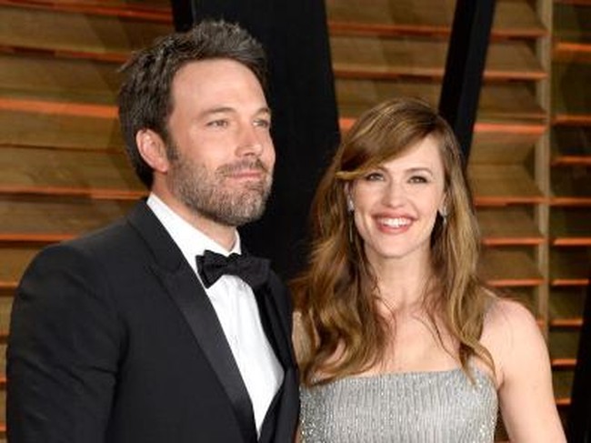 Perceraian Ben Affleck dan Jennifer Garner diduga karena perselingkuhan Ben dengan Christine Ouzounian, wanita cantik yang jadi babysitter anak mereka. Pernikahan tersebut rusak setelah 10 tahun dibangun.  Foto: getty Images