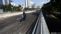Pengendara sepeda motor melintas di Flyover Kuningan sisi selatan.
