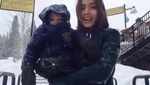 Senangnya Jessica Iskandar Main Salju Bareng si Mungil El
