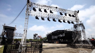 Panggung Megah untuk Perayaan Tahun Baru