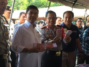 Hadiri Gelar Operasi Polda Metro, Menpan RB: Ini Senjata Api Asli Ya?
