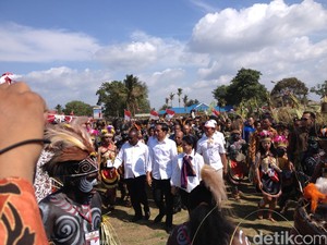 Warga Merauke Sambut Jokowi dengan Tarian Adat di Acara Kapsul Waktu