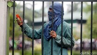 Sejumlah pekerja masih terlihat melakukan finishing (penyelesaian akhir) membangun pagar besi itu.