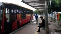Dengan adanya halte itu, penumpang tak bisa sembarangan tempat memberhentikan atau turun dari bus kota.