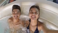 Chelsea dan Glenn terlihat sangat menikmati momen liburan mereka di kapal pesiar. (Instagram/chelseaoliviaa)