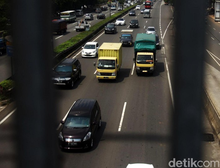 Truk melintas di Jalan Tol Lingkar Luar, Jakarta, Rabu (30/12/2015). Untuk mengantisipasi arus Angkutan Natal 2015 Dan Tahun Baru 2016, Menteri Perhubungan Ignasius Jonan mengeluarkan Surat Edaran (SE) Nomor 48 Tahun 2015 tanggal 25 Desember 2015 Tentang Pengaturan Lalu Lintas Dan Larangan Pengoperasian Kendaraan Angkutan Barang Pada Masa Angkutan Natal 2015 Dan Tahun Baru 2016. Grandyos Zafna/detikcom.
