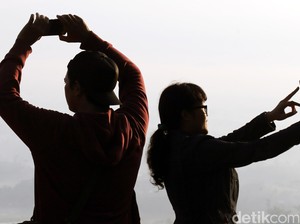 6 Gaya Selfie yang Populer di 2015, Menangis Hingga Sentuh Pusar
