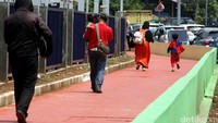 Pendanaan pembangunan jalur pedestrian ini diambil dari APBD Kota Bekasi dan dana bantuan Provinsi DKI Jakarta sebesar Rp 50 Miliar. Sejumlah warga melintas di pendestrian jalan yang lebar dan nyaman di Jl KH Noer Ali, Bekasi, Rabu (30/12/2015).